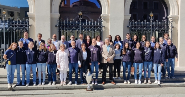 Foto de familia durante la recepción municipal