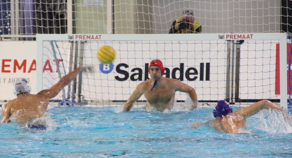 Iñaki Aguilar paró este penalti para el Terrassa. Pletórico el ex portero del Sabadell