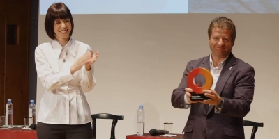 La ministra Diana Morant y el concejal Pere Soler con el premio