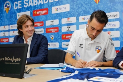 Sergio Aguza firmando por el Sabadell