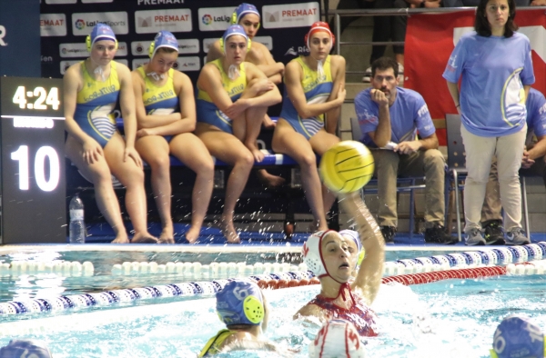 La 'alcorconera' del Terrassa, Pili Peña ante las jóvenes waterpolistas del Boadilla