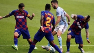 Jacobo González contra Messi en un Celta-Barça