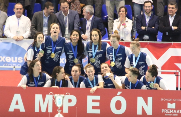 El CN Sabadell con la Copa de la Reina en el último partido jugado el 1 de marzo