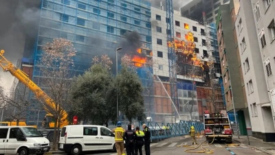 Un espectacular incendio en Del Llac Center de Sabadell causa un herido