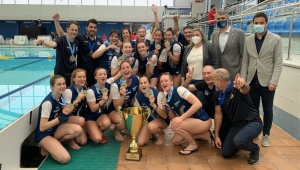 El CN Sabadell celebrando su 17a Copa de la Reina de waterpolo