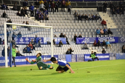 El gol de Aitor Pascual batiendo por encima al meta Sánchez del Badalona