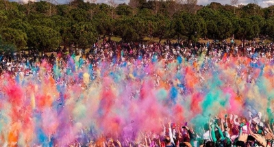 Unas 9.000 personas llenan de color la Fiesta Holi Sabadell