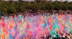 Unas 9.000 personas llenan de color la Fiesta Holi Sabadell