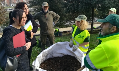 L&#039;alcaldessa Marta Farrés dialogant amb uns treballadors al Parc de Can Gambús