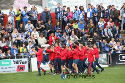 La ovación de la afición del Sabadell a los jóvenes campeones de la UE Olot