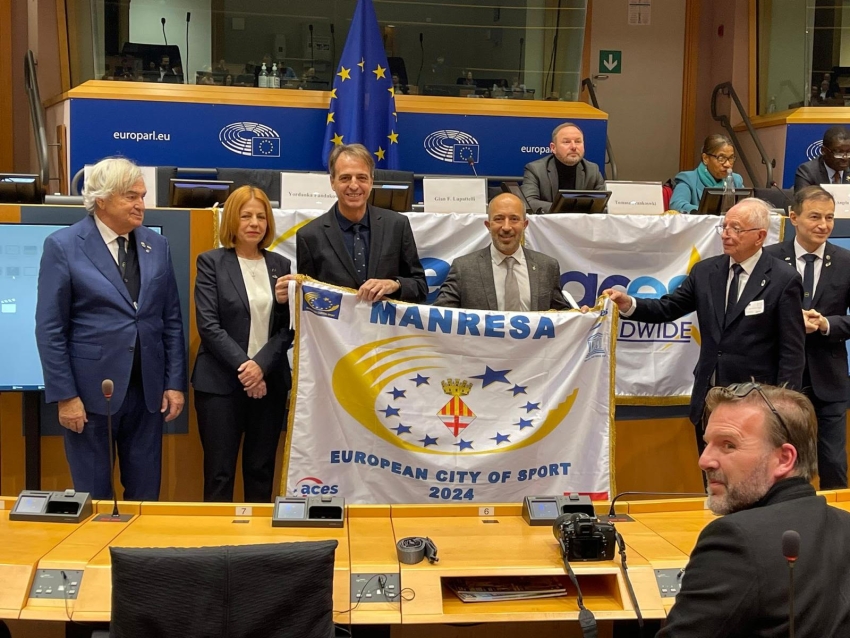 Manresa recibe en Bruselas la bandera como Ciudad Europea del Deporte 2024