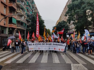 Trabajadores de Banc Sabadell se concentran contra el ERE ante la histórica sede