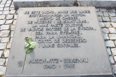 1989 Una de las lápidas en recuerdo en el campo 2 de Auschwitz