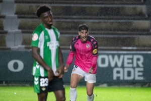 Rodrigo Escudero bigolea ante el Betis Deportivo