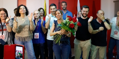 Marta Farrés i el PSC celebrant el triomf