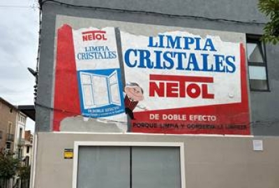 Terrassa recupera el histórico mural anuncio de limpiacristales Netol